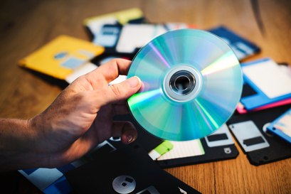 CDs estão fazendo um retorno entre colecionadores da Geração Z. (  CDs are making a comeback among Gen Z collectors)