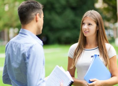 Compreensão Oral no TOEFL iBT: O que Esperar e Como Se Preparar para 2025