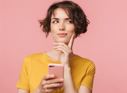 Como falar sobre perguntas em francês? Descubra os verbos ideais! ❓