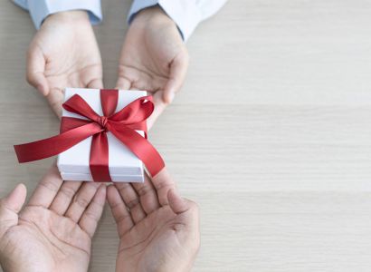 Como falar sobre “regalo” em espanhol? Conheça os verbos mais usados!